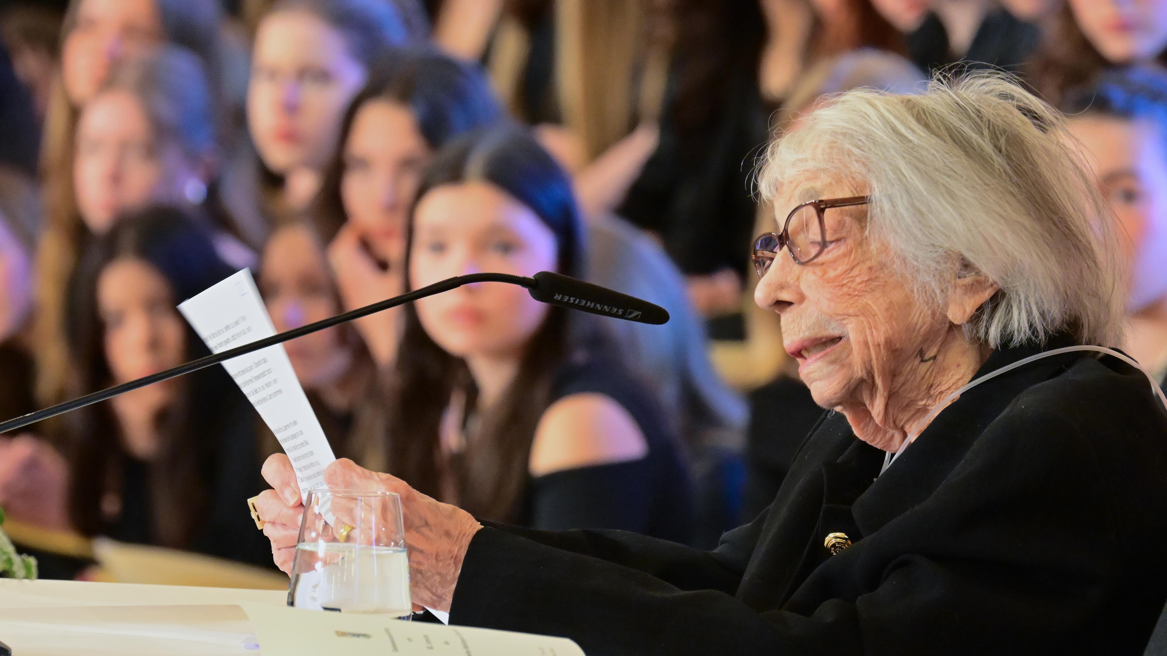 Margot Friedländer, Zeitzeugin, Holocaust-Überlebende und Ehrenbürgerin von Berlin, liest während einer Gedenkveranstaltung im Fest- und Wappensaal des Roten Rathauses aus ihrem Buch.