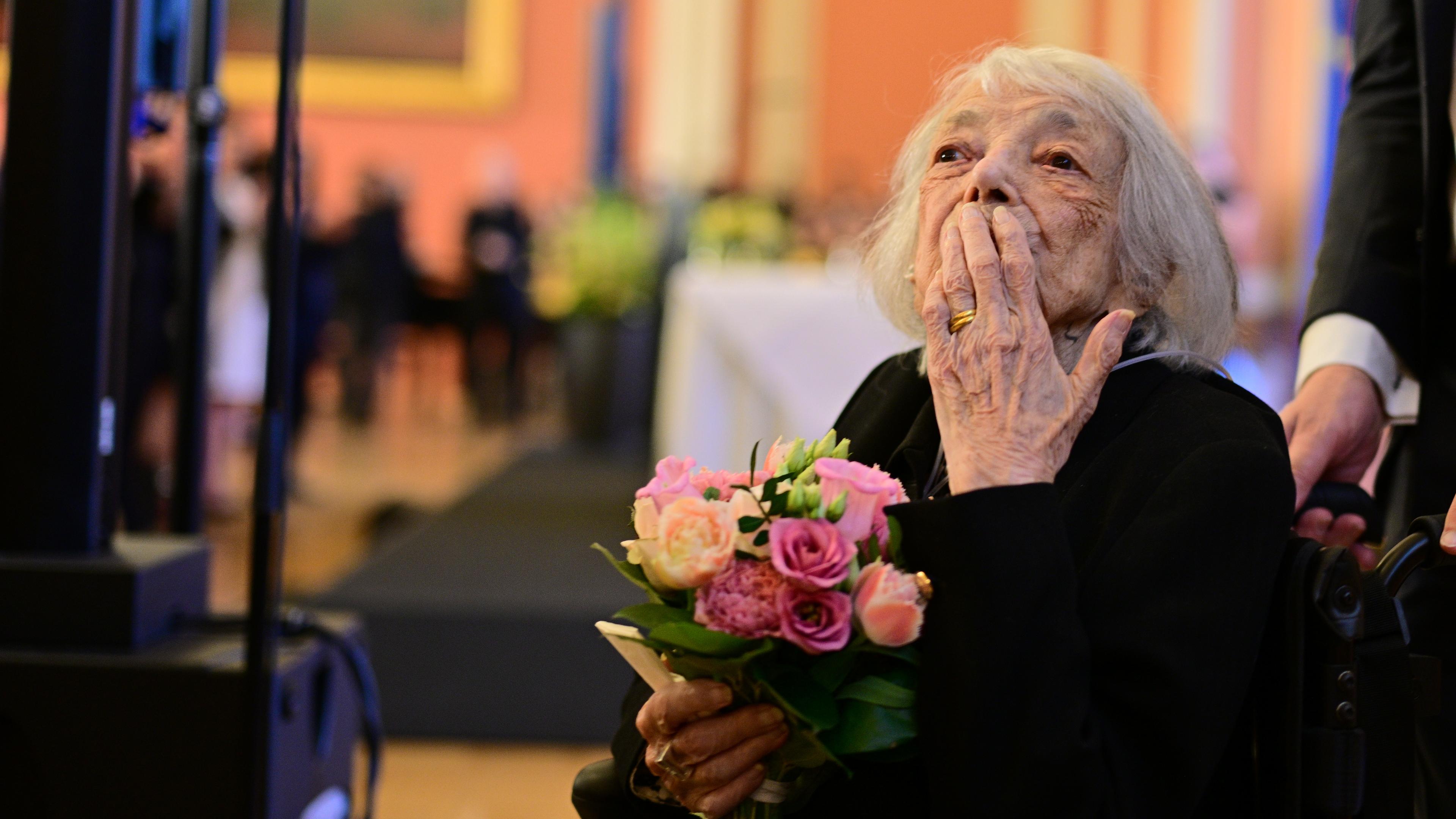 Margot Friedländer, Zeitzeugin, Holocaust-Überlebende und Ehrenbürgerin von Berlin, sitzt während einer Gedenkveranstaltung des Berliner Senats und Abgeordnetenhauses im Fest- und Wappensaal des Roten Rathauses.