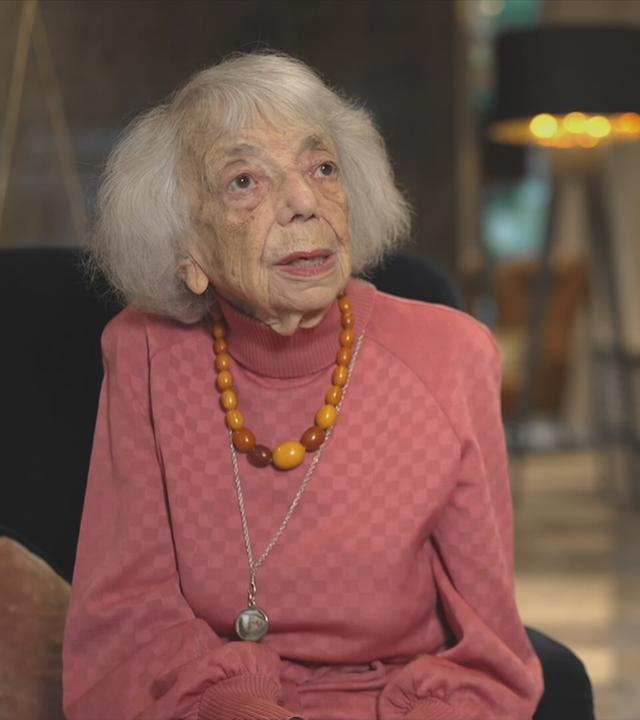 Margot Friedländer, Zeitzeugin, Holocaust-Überlebende und Ehrenbürgerin von Berlin, sitzt während einer Gedenkveranstaltung des Berliner Senats und Abgeordnetenhauses im Fest- und Wappensaal des Roten Rathauses nach einer Lesung