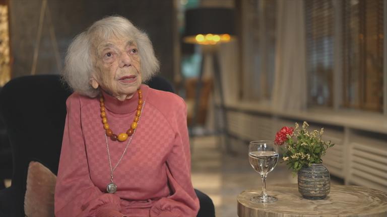 Margot Friedländer, Zeitzeugin, Holocaust-Überlebende und Ehrenbürgerin von Berlin, sitzt während einer Gedenkveranstaltung des Berliner Senats und Abgeordnetenhauses im Fest- und Wappensaal des Roten Rathauses nach einer Lesung