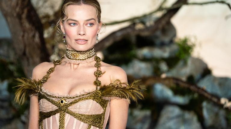 Margot Robbie im viktorianischen Korsettkleid