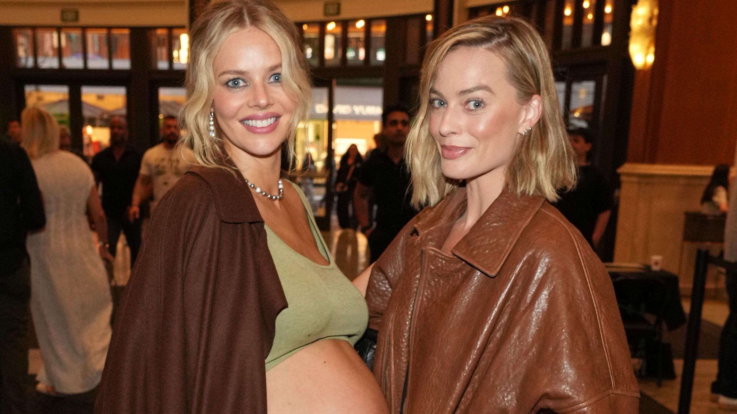 Samara Weaving posiert bei der Premiere von "Ready or Not 2: Here I Come" in Los Angeles mit Margot Robbie.