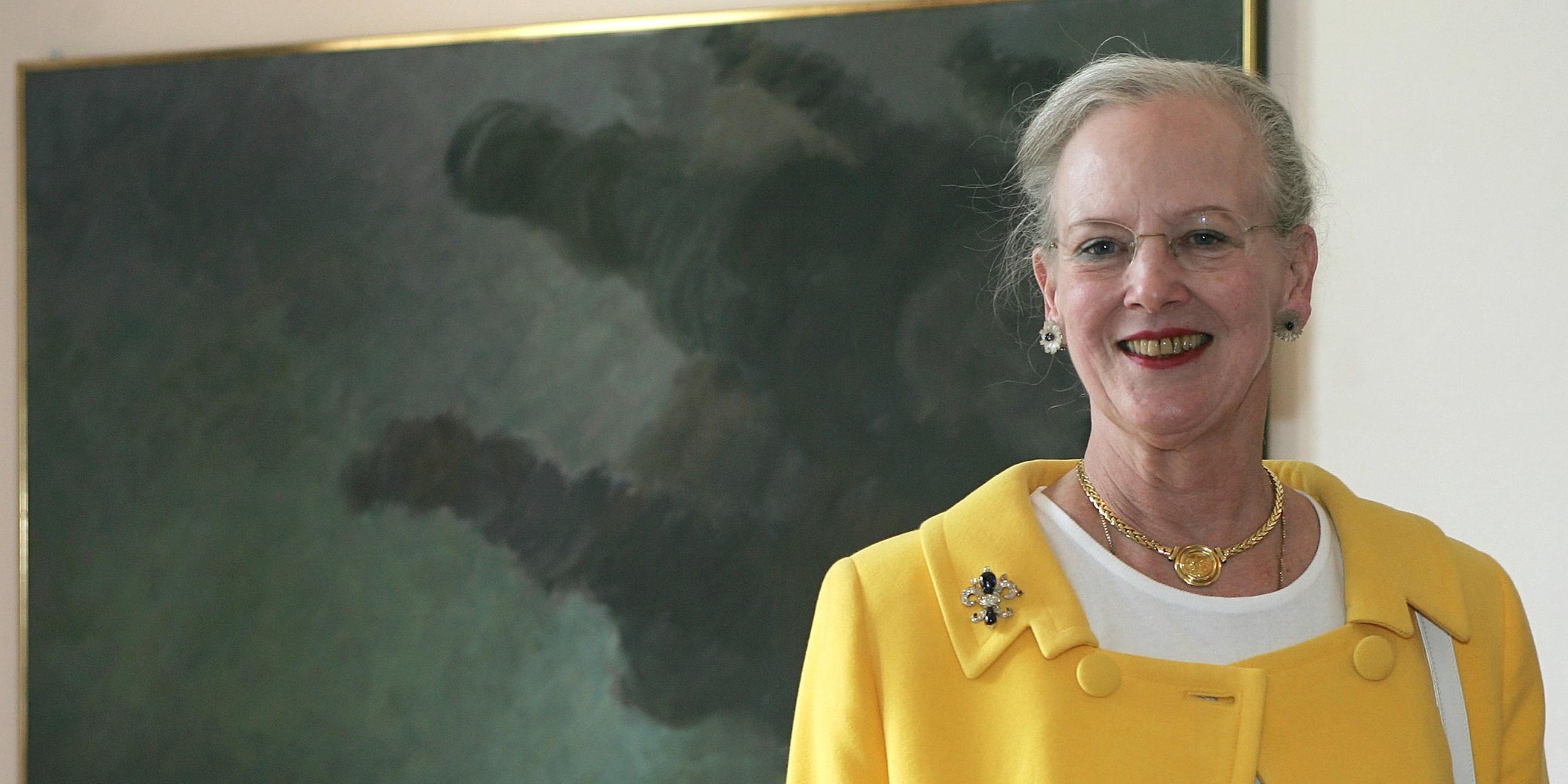 Das Bild zeigt Margrethe von Dänemark vor einem ihrer Gemälde.