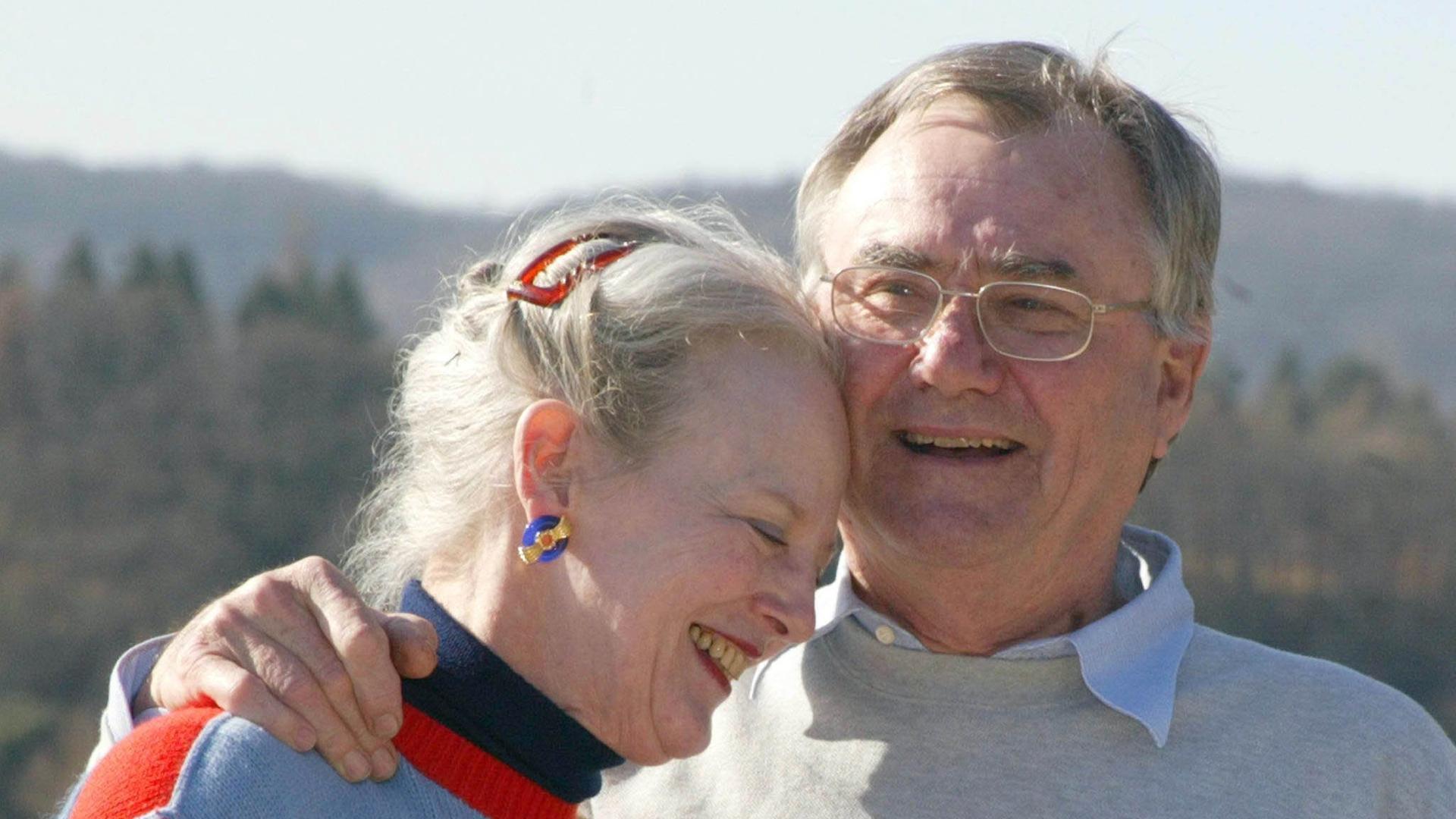 Das Bild zeigt Königin Margrethe, wie sie sich an ihren Mann Prinz Henrik schmiegt.