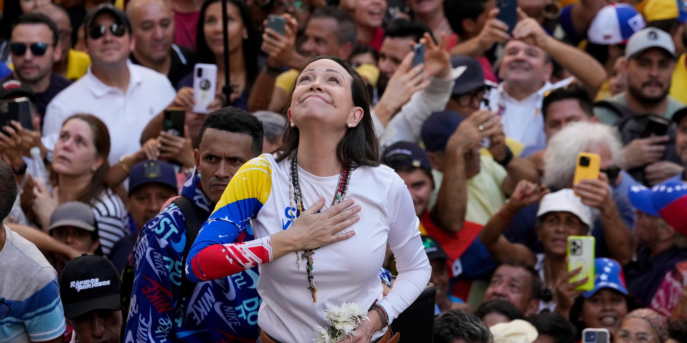  Die venezolanische Oppositionsführerin Maria Corina Machado spricht zu Anhängern bei einer Demonstration gegen Präsident Maduro.