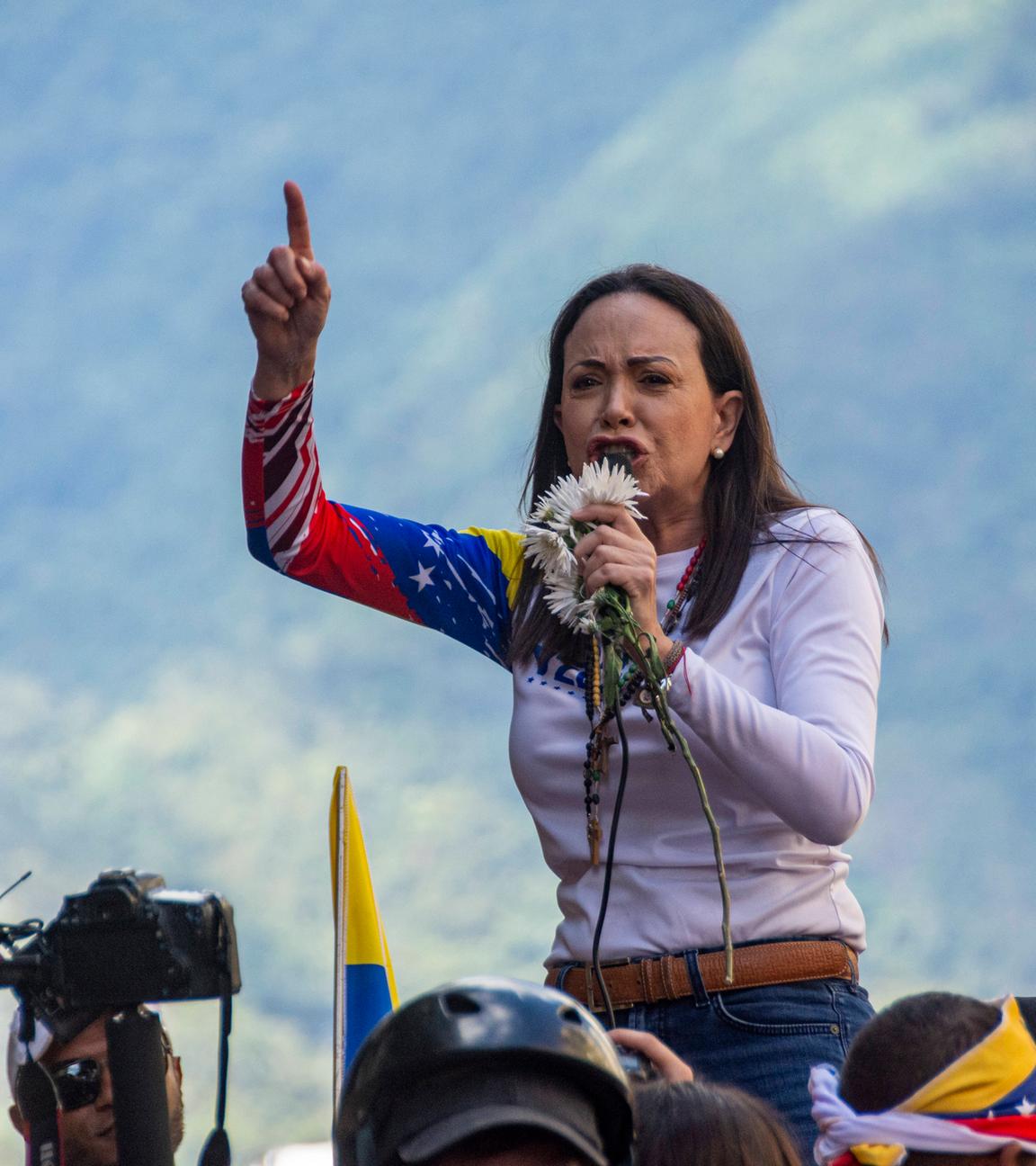 Archiv: Die Oppositionsführerin Maria Corina Machado erscheint bei der von ihr einberufenen Oppositionskundgebung in den Straßen von Caracas. Märsche und Kundgebungen von Regierung und Opposition vor der Amtseinführung des Präsidenten am 10. Januar 2025. 