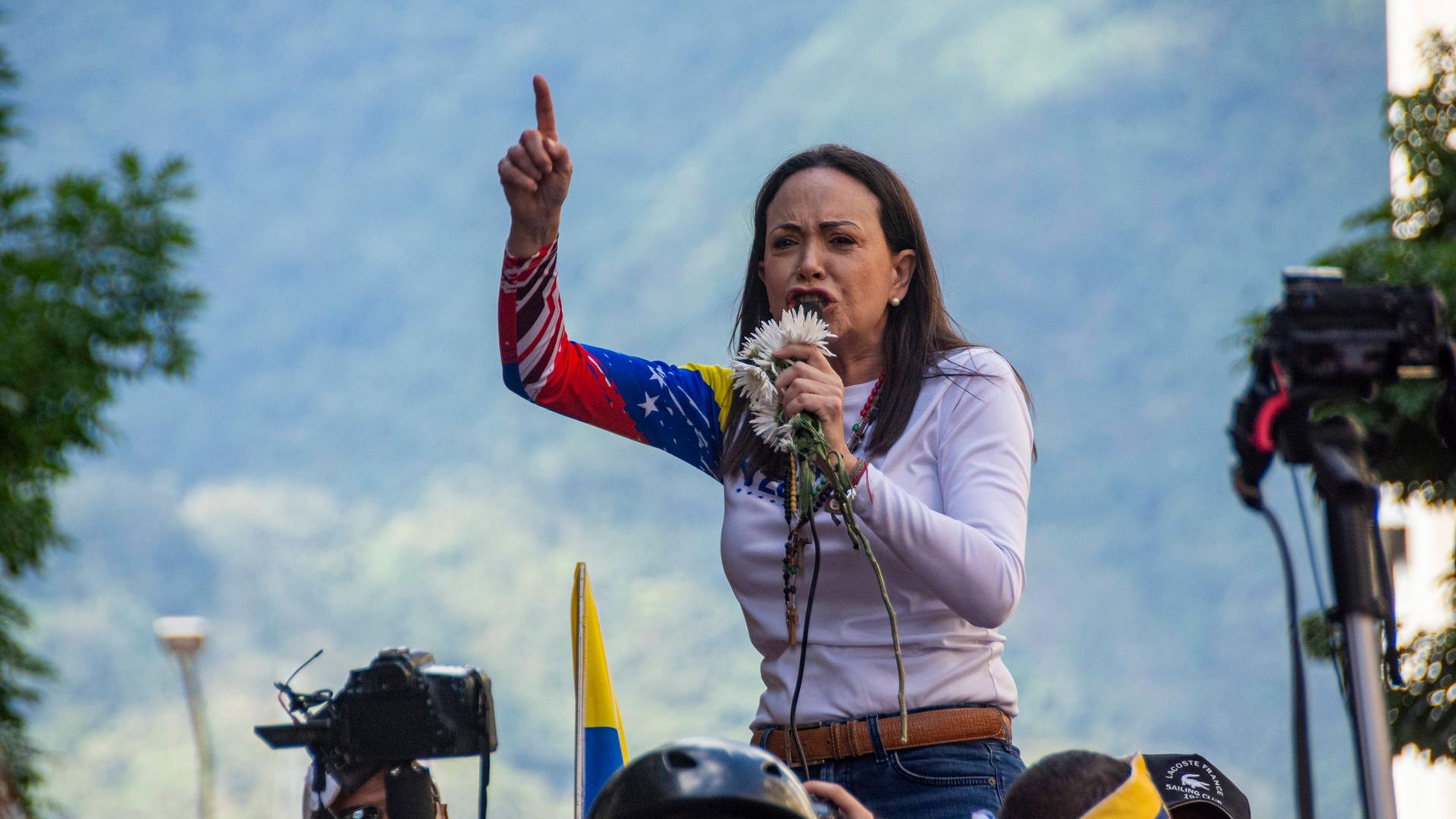 Archiv: Die Oppositionsführerin Maria Corina Machado erscheint bei der von ihr einberufenen Oppositionskundgebung in den Straßen von Caracas. Märsche und Kundgebungen von Regierung und Opposition vor der Amtseinführung des Präsidenten am 10. Januar 2025. 