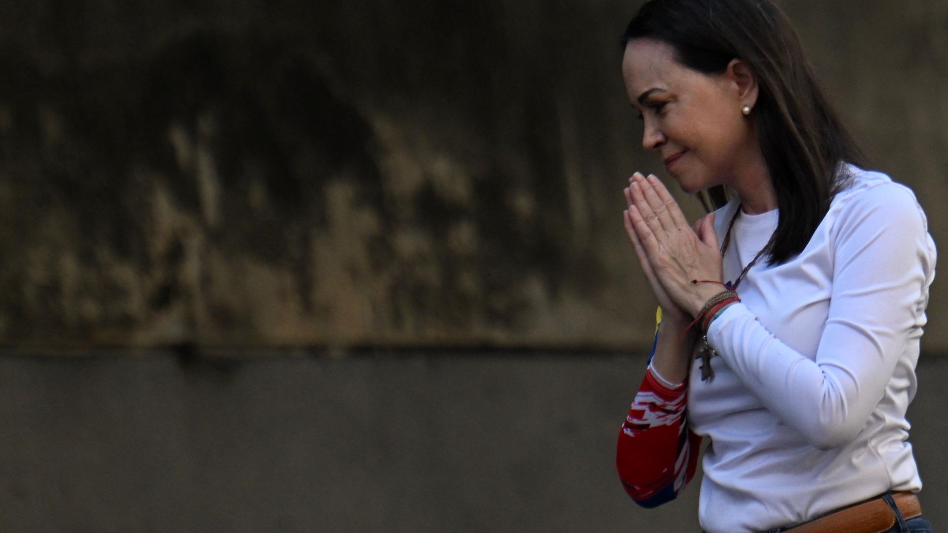 Archiv: Die venezolanische Oppositionsführerin Maria Corina Machado gestikuliert während eines von der Opposition organisierten Protests am Vorabend der Präsidentschaftsvereidigung in Caracas am 9. 1. 2025. 