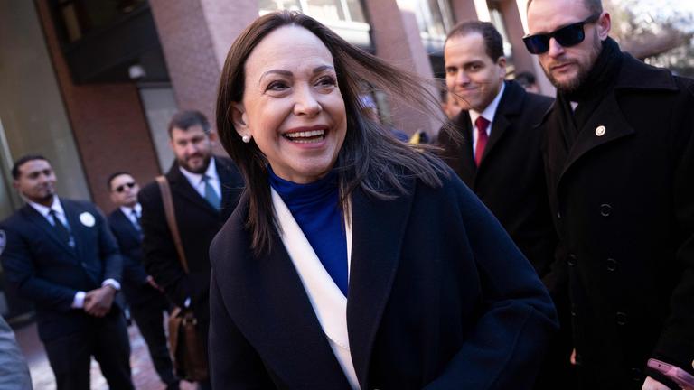 Die venezolanische Oppositionsführerin Maria Corina Machado verlässt nach einem Treffen mit der Interamerikanischen Menschenrechtskommission (IACHR) in Washington, DC, am 09.02 2026 den Ort.