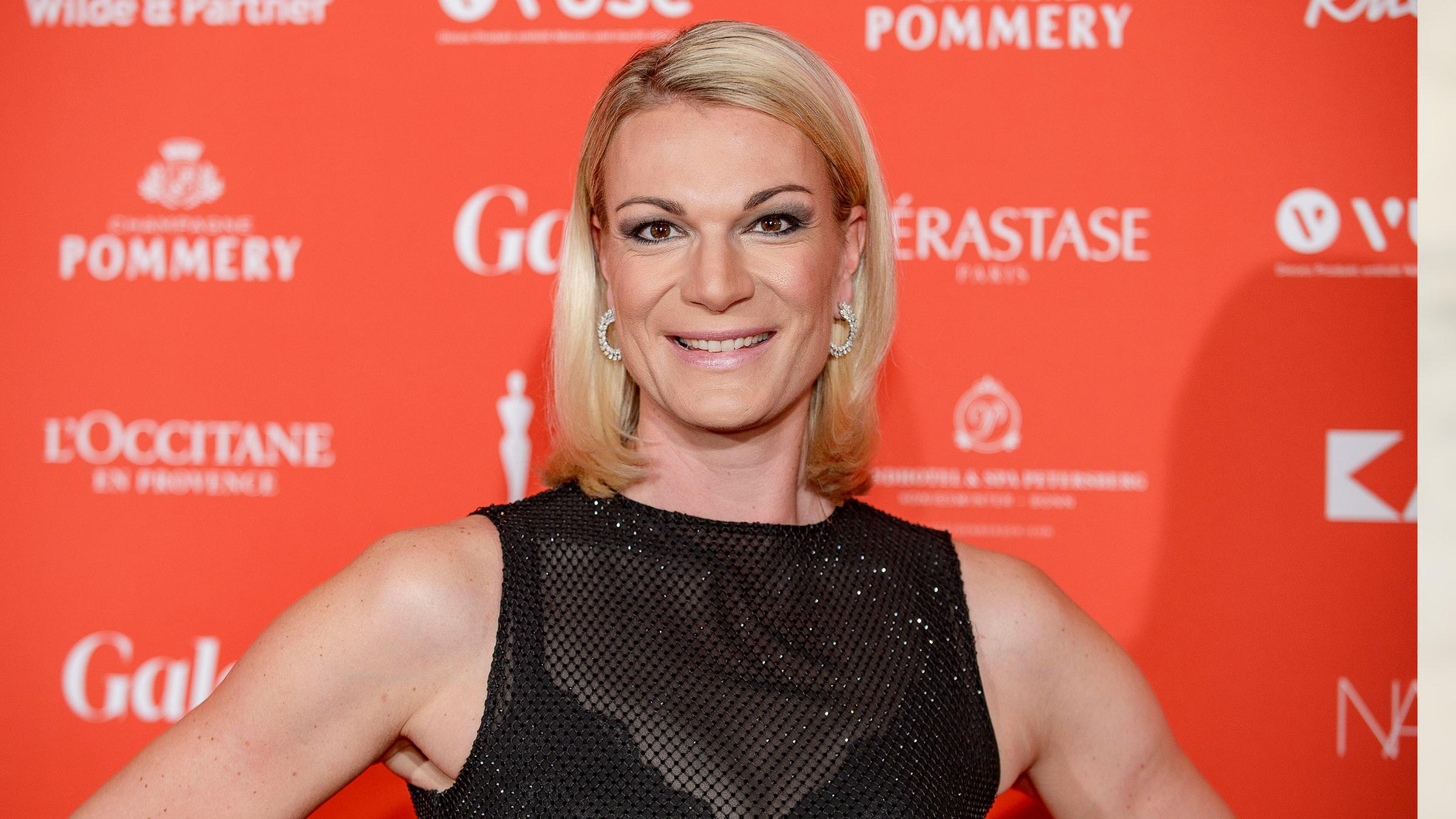 Maria Höfl-Riesch auf dem roten Teppich in einem schwazen Abendkleid zu den Spa Awards 2025.