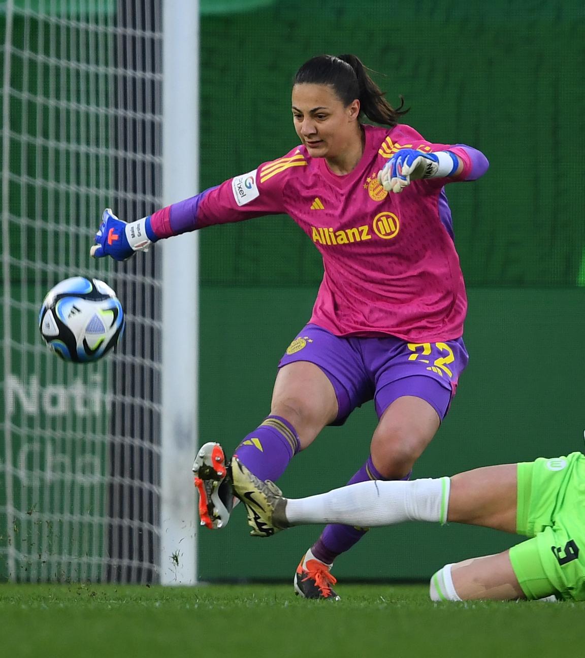 Die deutsche Fußballspielerin und Torhüterin Maria Luisa Grohs vom FC Bayern München bei einem Spiel gegen VfL Wolfsburg im März 2024.