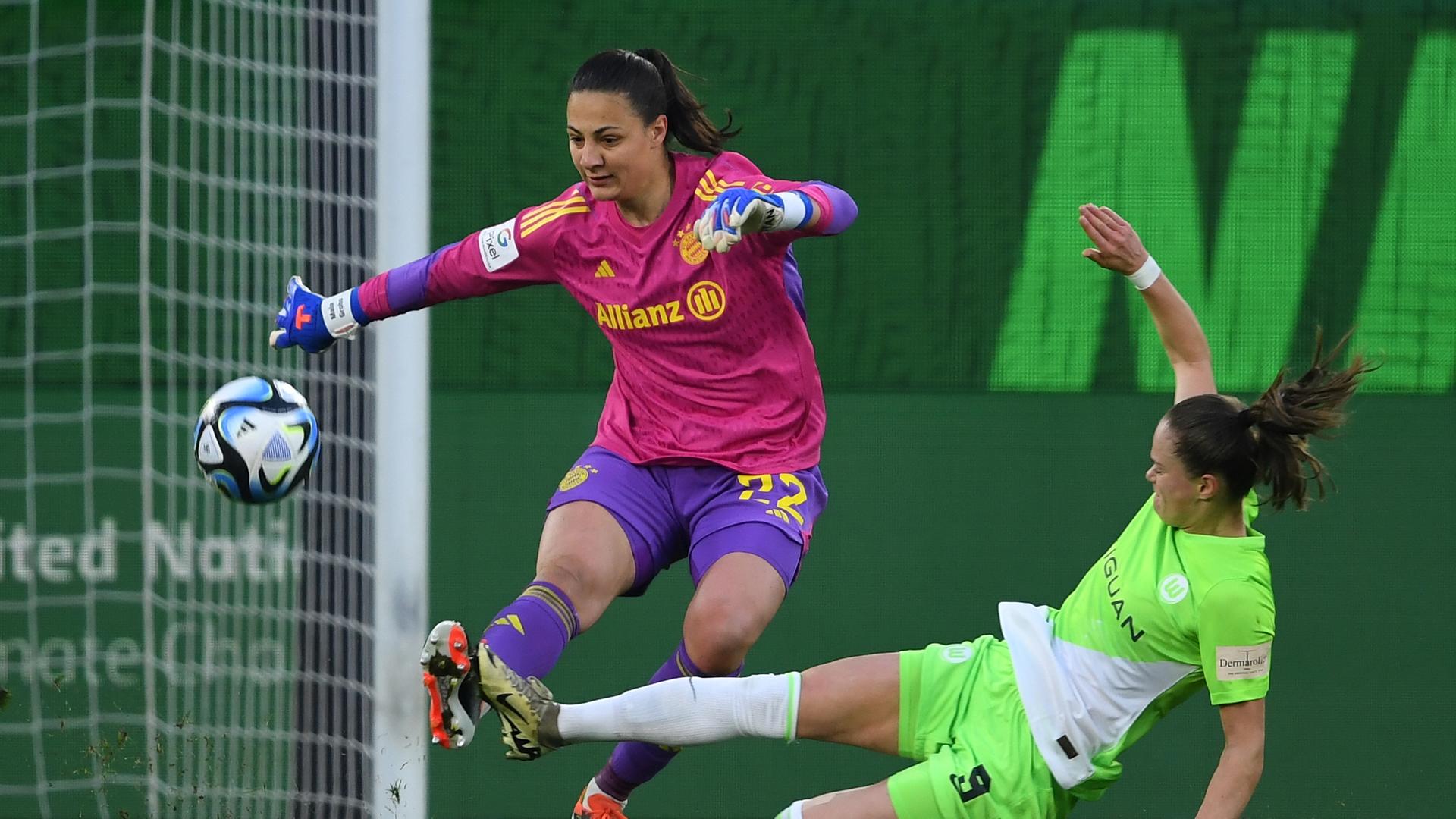 Die deutsche Fußballspielerin und Torhüterin Maria Luisa Grohs vom FC Bayern München bei einem Spiel gegen VfL Wolfsburg im März 2024.