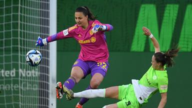 Die deutsche Fußballspielerin und Torhüterin Maria Luisa Grohs vom FC Bayern München bei einem Spiel gegen VfL Wolfsburg im März 2024.