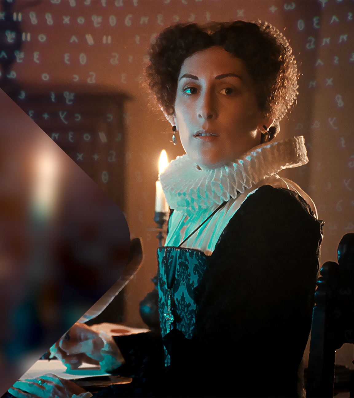 Nachgestellte Szene: Maria Stuart sitzt bei Kerzenschein am Schreibtisch, eine Feder in der Hand. An die Wände sind Code-Symbole projiziert.