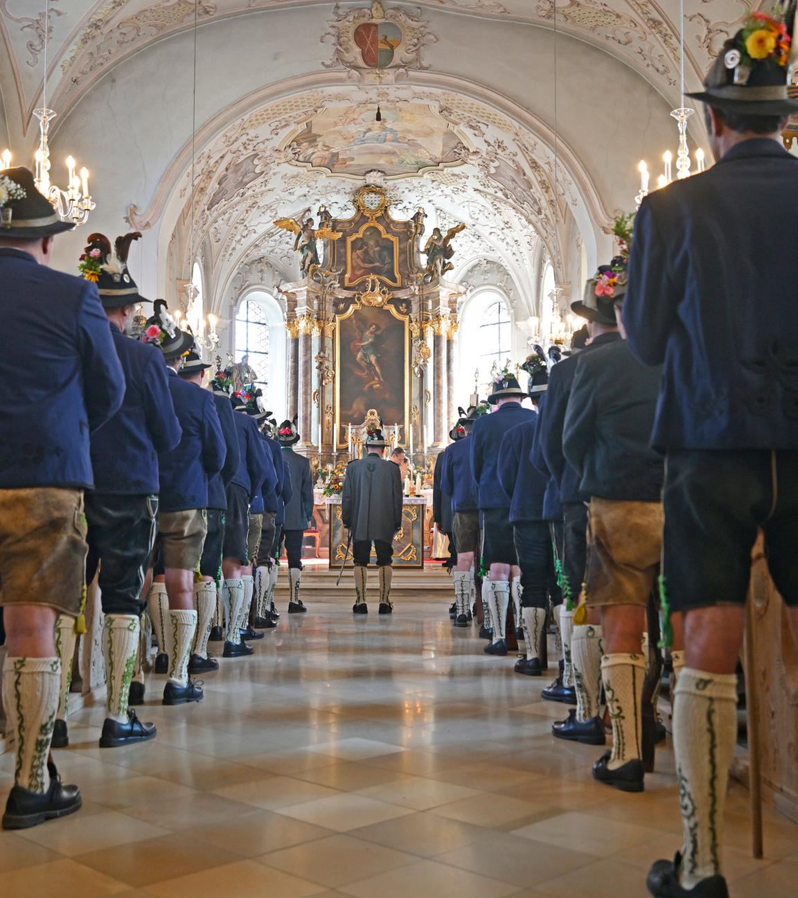 Archiv: Schützen in Tracht nehmen beim jährlichen Heimattag am Kochelsee an einem katholischen Gottesdienst in der Pfarrkirche Sankt Michael teil.