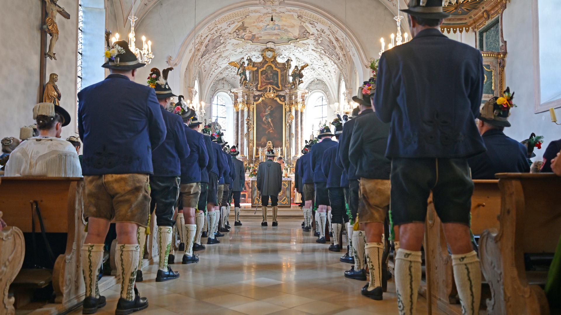 Archiv: Schützen in Tracht nehmen beim jährlichen Heimattag am Kochelsee an einem katholischen Gottesdienst in der Pfarrkirche Sankt Michael teil.