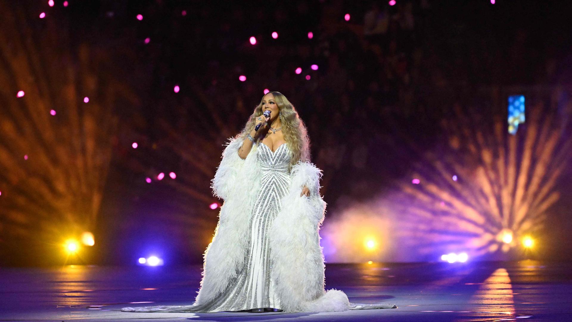 Die US-Amerikanische Sängerin Mariah Carey tritt bei der Eröffnunsfeier der Olympische Winterspiele im San Siro in Mailand auf