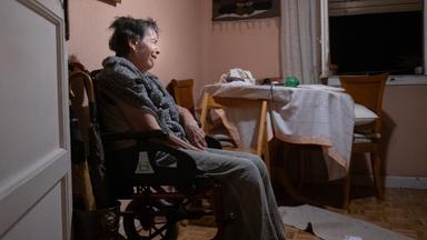 Maricarmen, 87, wartet zu Hause auf das Eintreffen der Polizei, bevor sie aus dem Haus, in dem sie lebte, in Madrid, Spanien, zwangsgeräumt wird.
