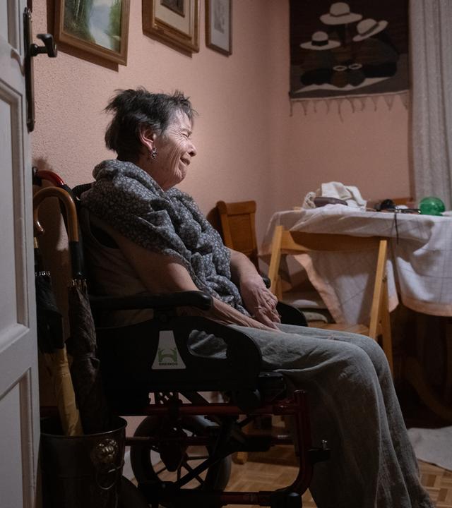Maricarmen, 87, wartet zu Hause auf das Eintreffen der Polizei, bevor sie aus dem Haus, in dem sie lebte, in Madrid, Spanien, zwangsgeräumt wird.