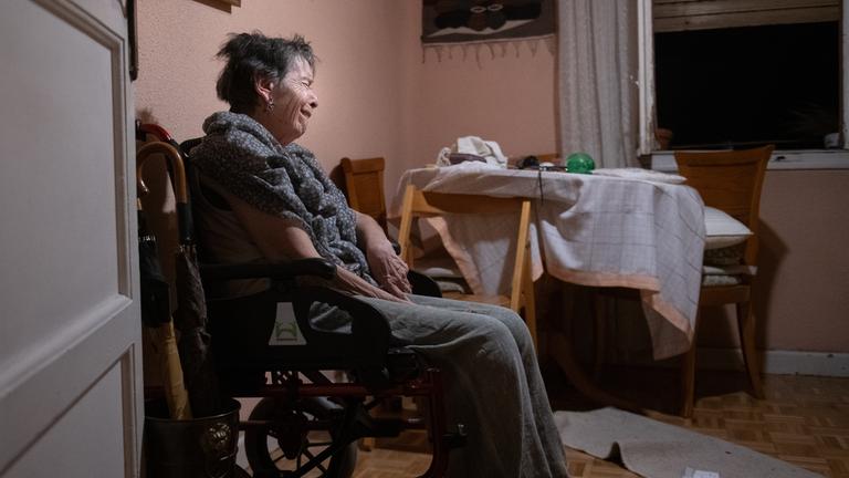 Maricarmen, 87, wartet zu Hause auf das Eintreffen der Polizei, bevor sie aus dem Haus, in dem sie lebte, in Madrid, Spanien, zwangsgeräumt wird.