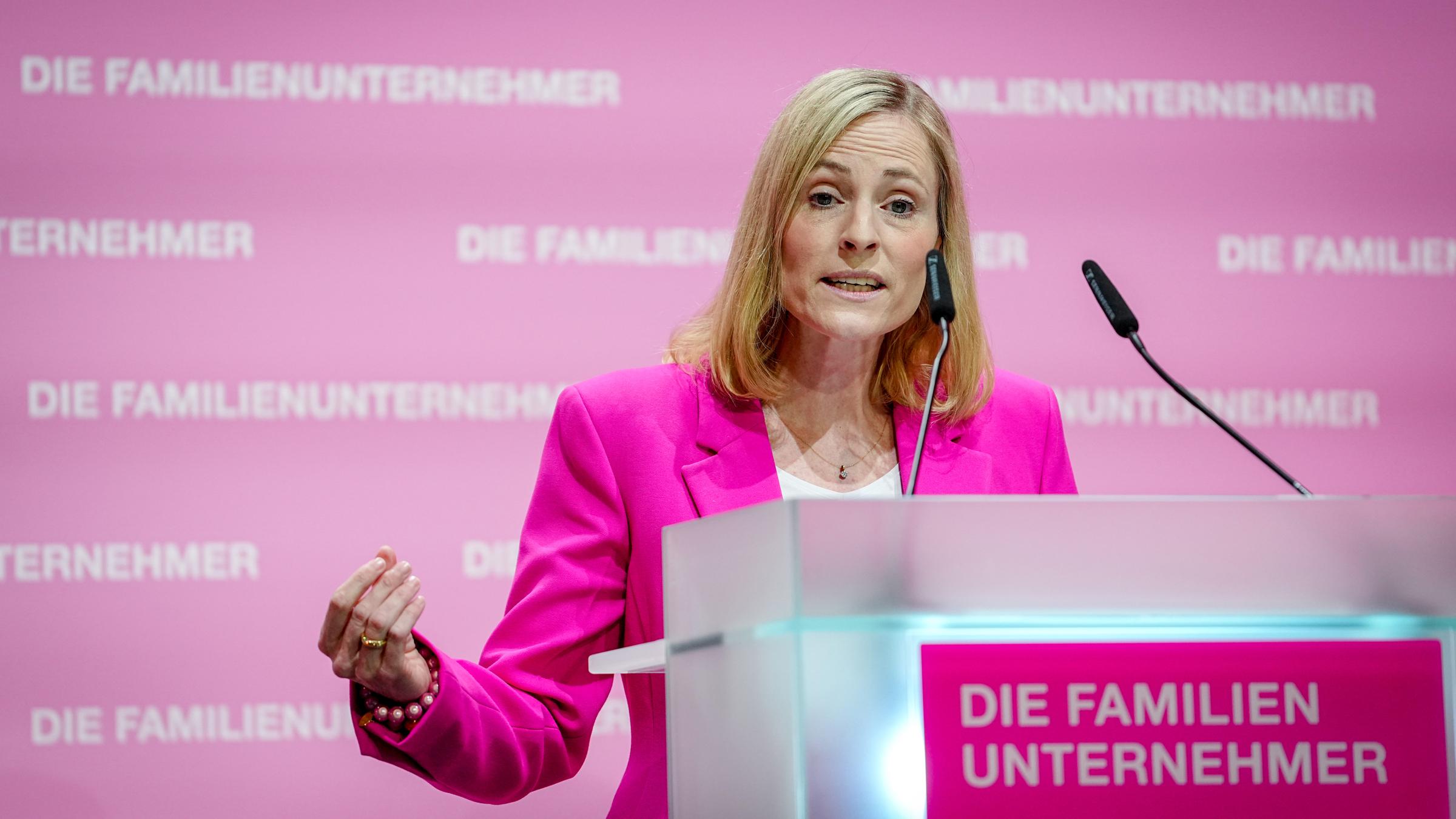 Berlin: Marie-Christine Ostermann, Präsidentin des Wirtschaftsverbands Die Familienunternehmer, spricht bei einer Veranstaltung des Verbands Familienunternehmer.