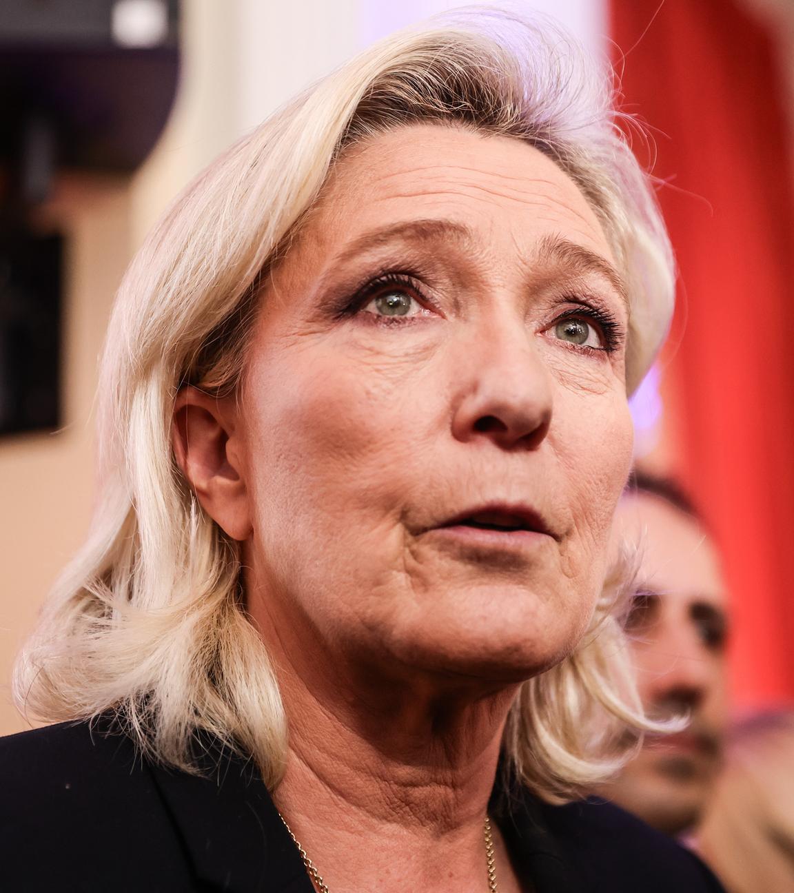 Marine Le Pen, Präsidentin der rechtsextremen Parlamentsfraktion „Rassemblement National“ (RN), spricht am Vorabend des Beginns ihres Berufungsverfahrens im Fall der RN-Parlamentsassistenten mit der Presse. Die Pressekonferenz zu den Neujahrsgrüßen wurde vom französischen RN-Vorsitzenden Jordan Bardella (nicht abgebildet) in Paris abgehalten.