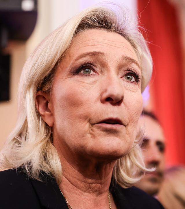 Marine Le Pen, Präsidentin der rechtsextremen Parlamentsfraktion „Rassemblement National“ (RN), spricht am Vorabend des Beginns ihres Berufungsverfahrens im Fall der RN-Parlamentsassistenten mit der Presse. Die Pressekonferenz zu den Neujahrsgrüßen wurde vom französischen RN-Vorsitzenden Jordan Bardella (nicht abgebildet) in Paris abgehalten.