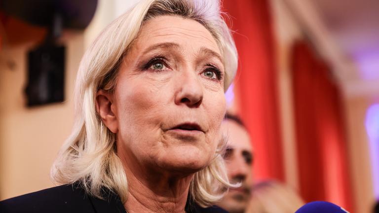 Marine Le Pen, Präsidentin der rechtsextremen Parlamentsfraktion „Rassemblement National“ (RN), spricht am Vorabend des Beginns ihres Berufungsverfahrens im Fall der RN-Parlamentsassistenten mit der Presse. Die Pressekonferenz zu den Neujahrsgrüßen wurde vom französischen RN-Vorsitzenden Jordan Bardella (nicht abgebildet) in Paris abgehalten.
