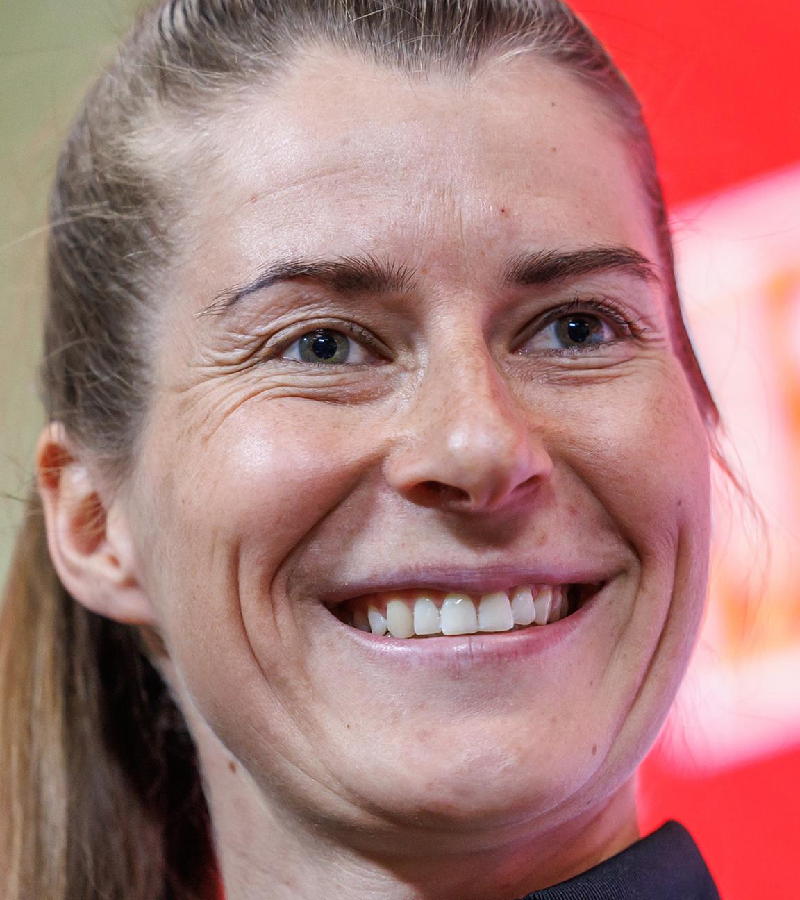 Trainerin Marie-Louise Eta nimmt vor dem Spiel gegen den VFL Wolfsburg an einer Pressekonferenz teil.