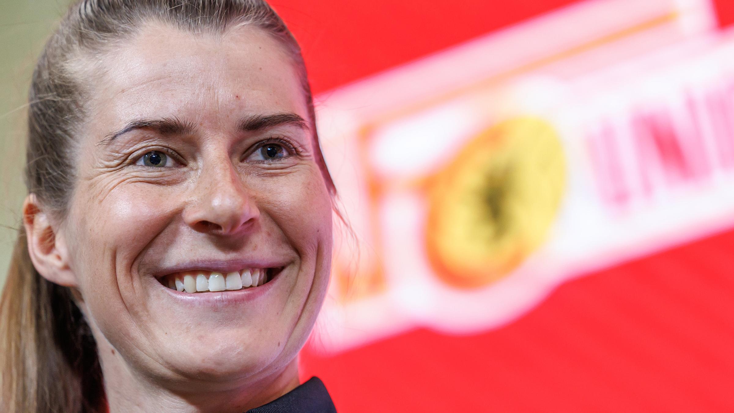 Trainerin Marie-Louise Eta nimmt vor dem Spiel gegen den VFL Wolfsburg an einer Pressekonferenz teil.