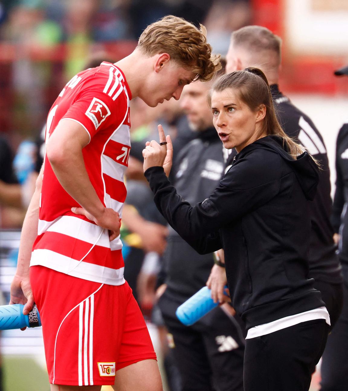 Union Berlins deutscher Mittelfeldspieler Aljoscha Kemlein erhält Anweisungen von Union Berlins Cheftrainerin Marie-Louise Eta am 18. April 2026 in Berlin.