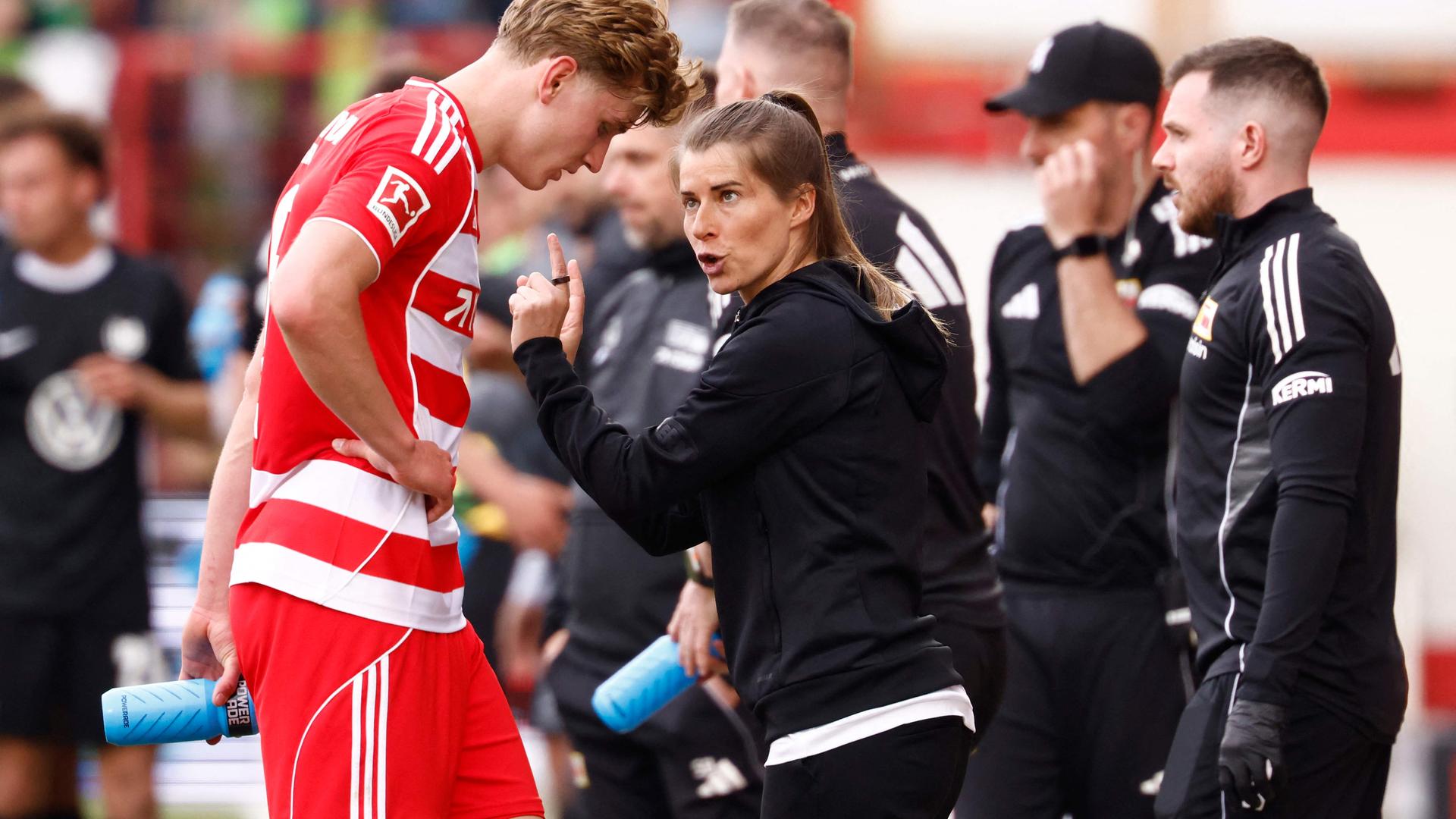 Union Berlins deutscher Mittelfeldspieler Aljoscha Kemlein erhält Anweisungen von Union Berlins Cheftrainerin Marie-Louise Eta am 18. April 2026 in Berlin.