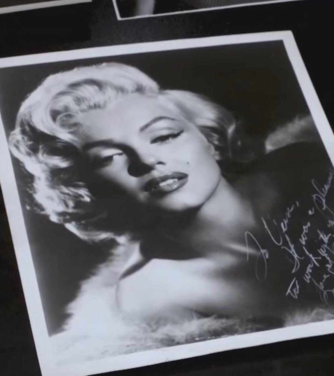 Eine Projektion von Hollywoodikone Marilyn Monroe auf einer Leinwand.