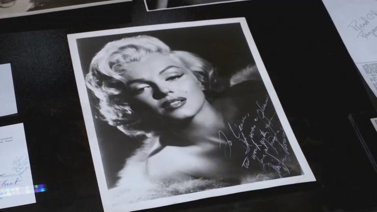 Eine Projektion von Hollywoodikone Marilyn Monroe auf einer Leinwand.