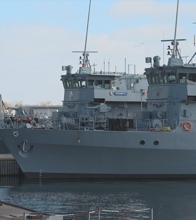 Marineschiff am Marinestützpunkt in Kiel