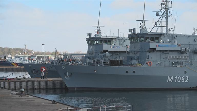 Marineschiff am Marinestützpunkt in Kiel