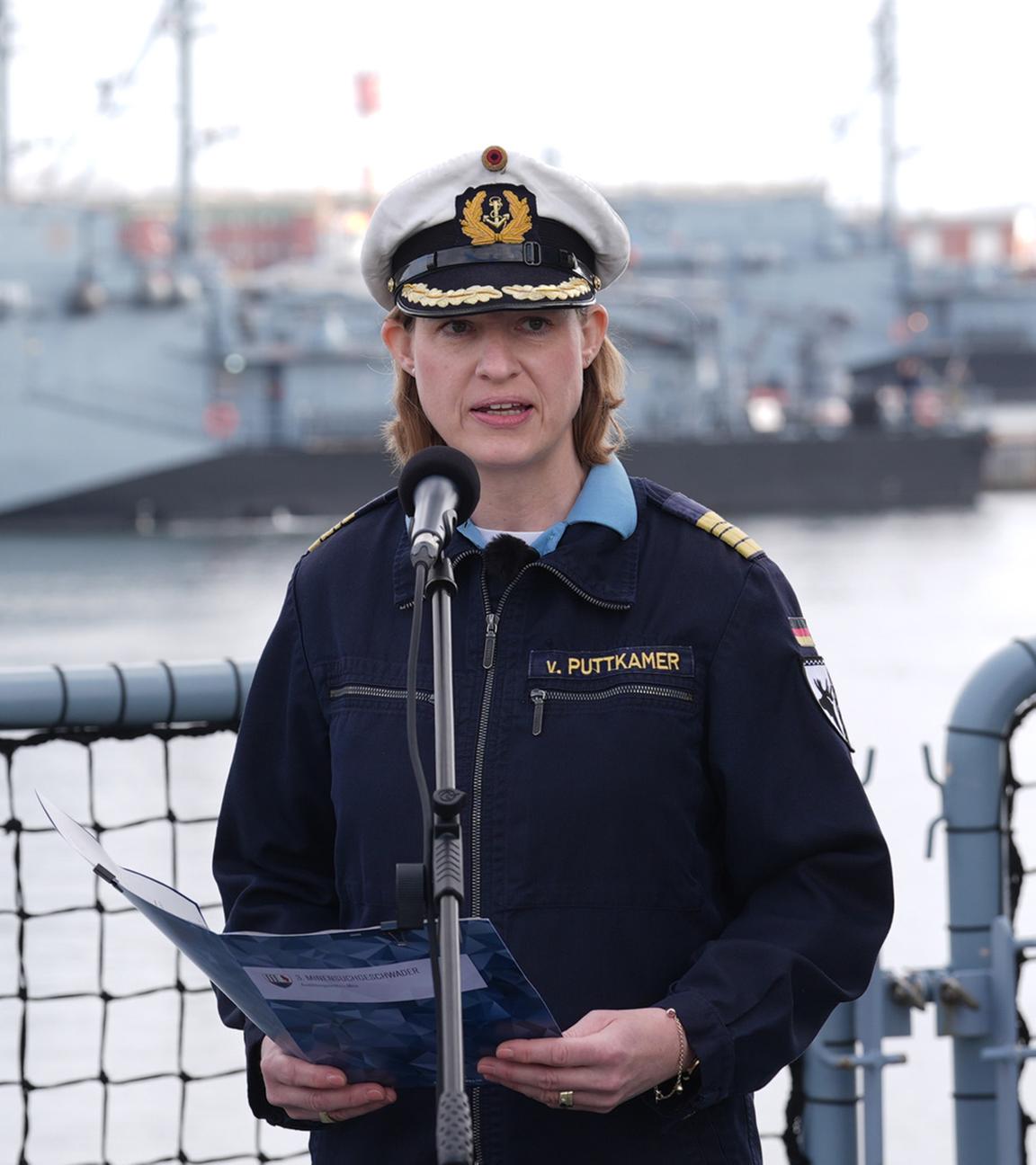 Vizeadmiral Jan Christian Kaack (l), Inspekteur der Marine, und Fregattenkapitän Inka von Puttkamer, Kommandeurin des 3. Minensuchgeschwaders (3. MGschw), sprechen während des Pressetermins der Deutschen Marine zum Thema "Minenabwehr" am Marinestützpunkt Kiel.