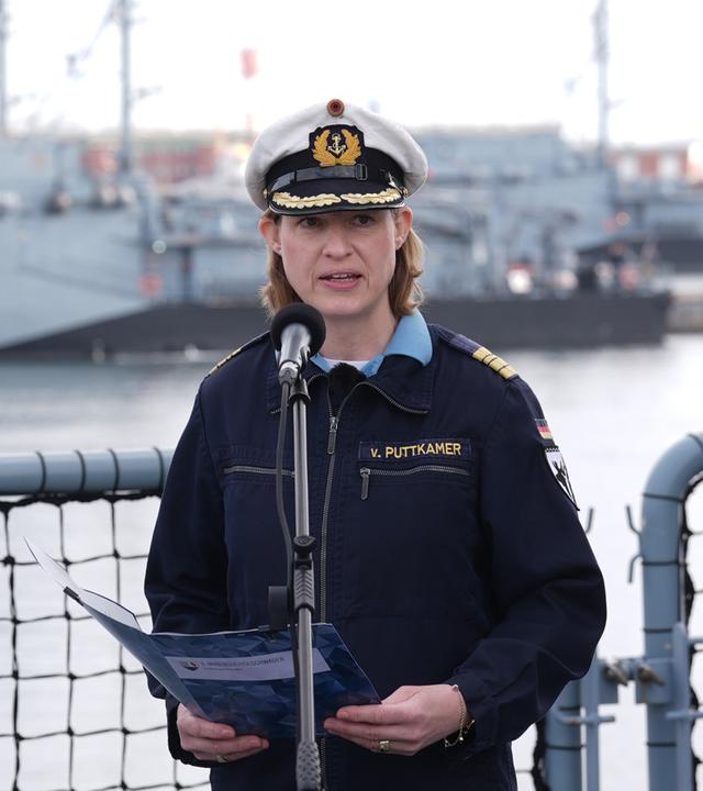 Vizeadmiral Jan Christian Kaack (l), Inspekteur der Marine, und Fregattenkapitän Inka von Puttkamer, Kommandeurin des 3. Minensuchgeschwaders (3. MGschw), sprechen während des Pressetermins der Deutschen Marine zum Thema "Minenabwehr" am Marinestützpunkt Kiel.