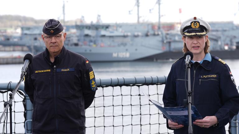 Vizeadmiral Jan Christian Kaack (l), Inspekteur der Marine, und Fregattenkapitän Inka von Puttkamer, Kommandeurin des 3. Minensuchgeschwaders (3. MGschw), sprechen während des Pressetermins der Deutschen Marine zum Thema "Minenabwehr" am Marinestützpunkt Kiel.
