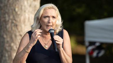 Marine Le Pen organisiert anlässlich einer feierlichen Feier ein Liévin par le Rassemblement National. Sie spricht in ein Mikrofon.
