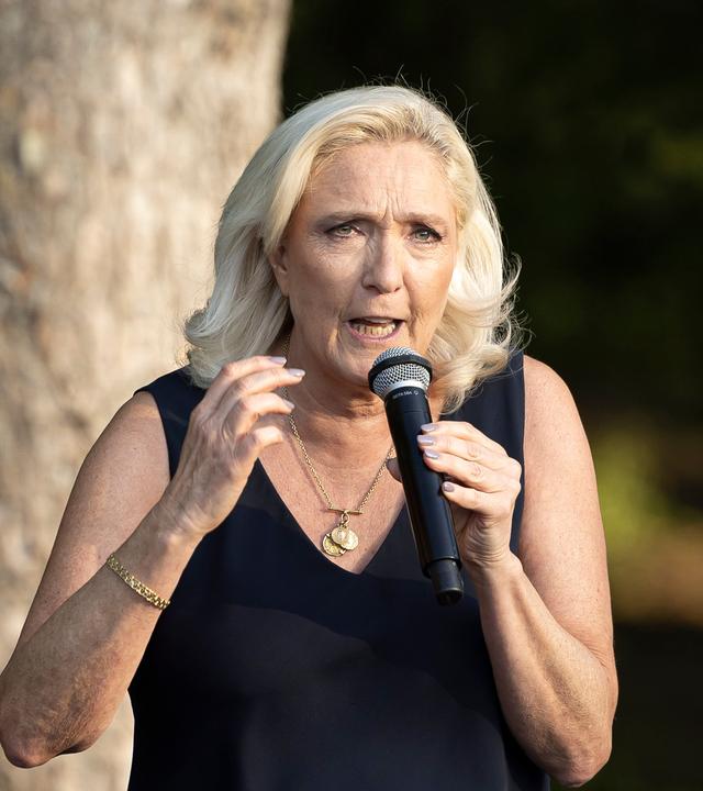 Marine Le Pen organisiert anlässlich einer feierlichen Feier ein Liévin par le Rassemblement National. Sie spricht in ein Mikrofon.