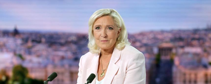 Die französische Rechtspolitikerin Marine Le Pen spricht in einem Fernsehinterview mit dem Sender TF1.