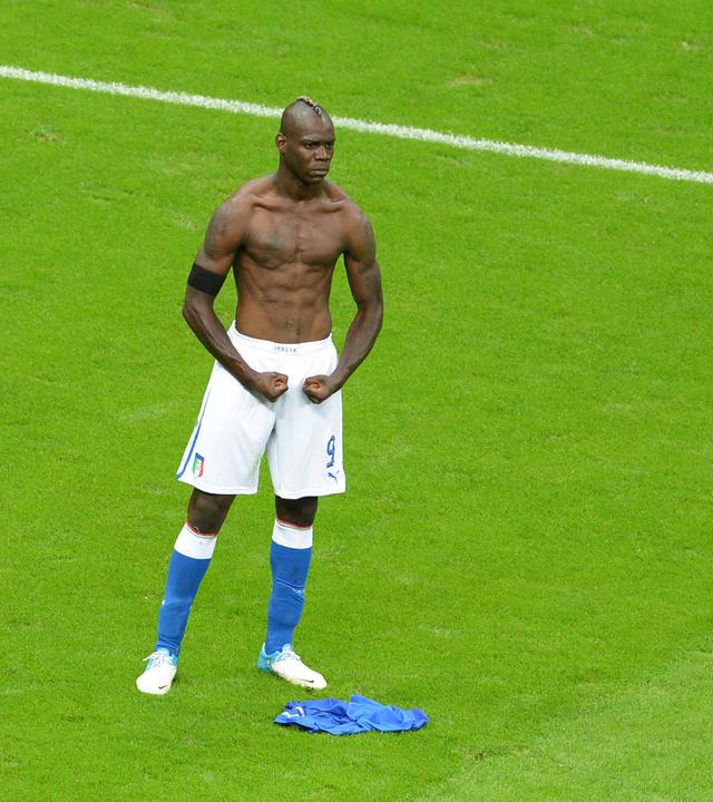 Der italienische Stürmer Mario Balotelli feiert sein 0:2-Tor im Halbfinale der UEFA Euro 2012 zwischen Deutschland und Italien