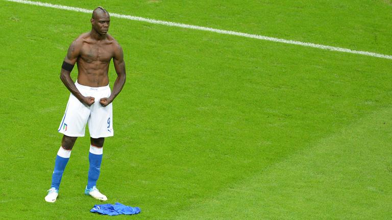 Der italienische Stürmer Mario Balotelli feiert sein 0:2-Tor im Halbfinale der UEFA Euro 2012 zwischen Deutschland und Italien