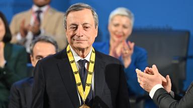 Der ehemalige Präsident der European Central Bank und frühere italienische Premierminister Mario Draghi lächelt, nachdem ihm am 14. Mai 2026 in Aachen der Internationale Karlspreis zu Aachen 2026 verliehen wurde.