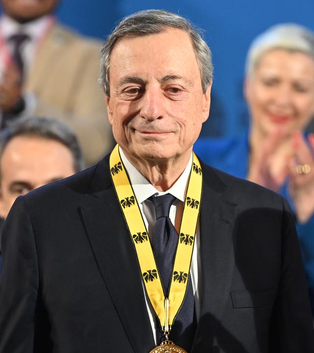 Der ehemalige Präsident der European Central Bank und frühere italienische Premierminister Mario Draghi lächelt, nachdem ihm am 14. Mai 2026 in Aachen der Internationale Karlspreis zu Aachen 2026 verliehen wurde.