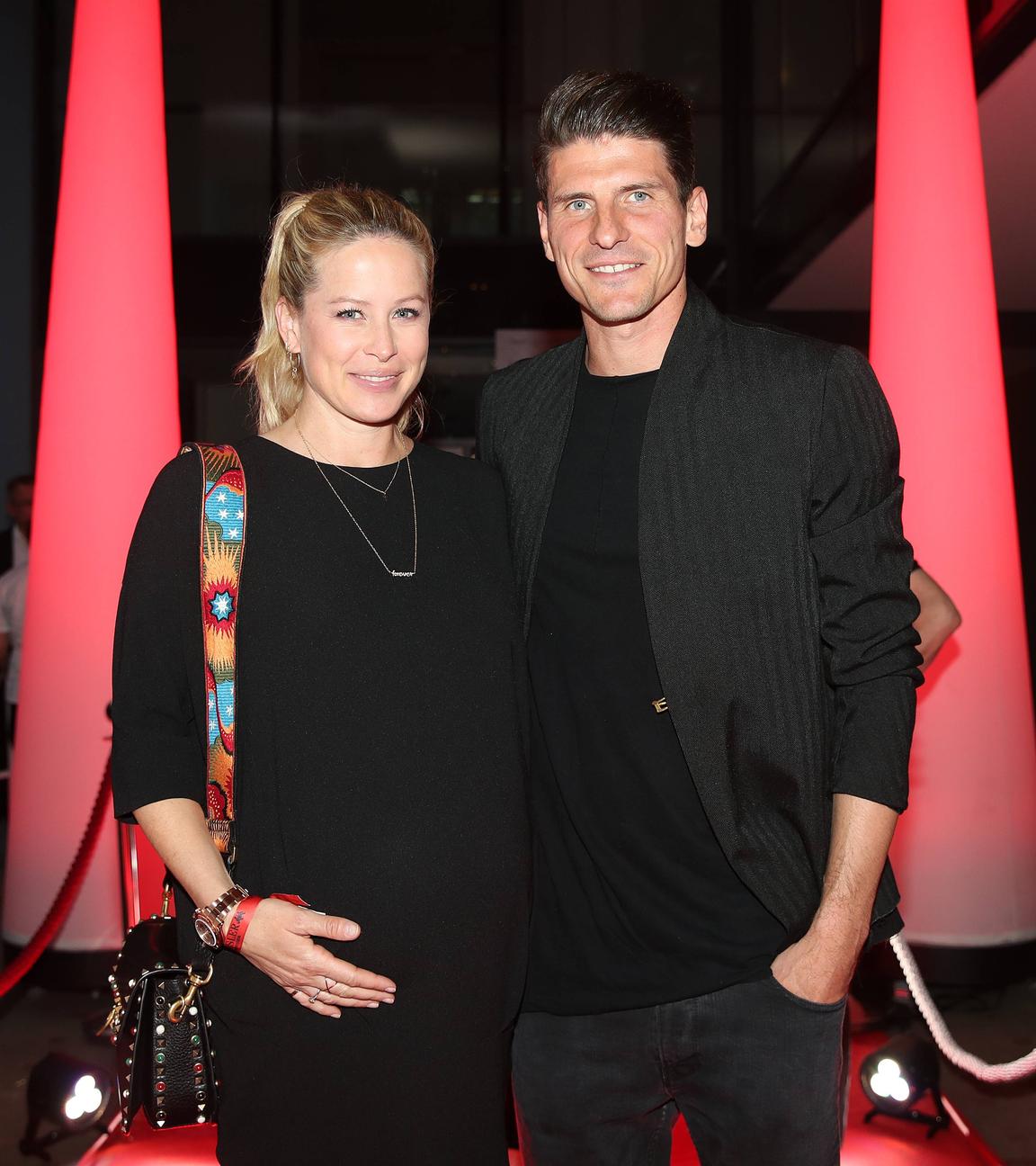 Mario Gomez mit Ehefrau Carina, Archivbild