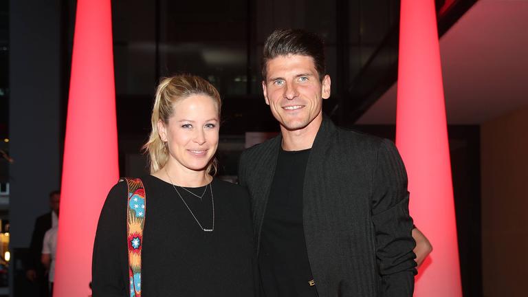 Mario Gomez mit Ehefrau Carina, Archivbild