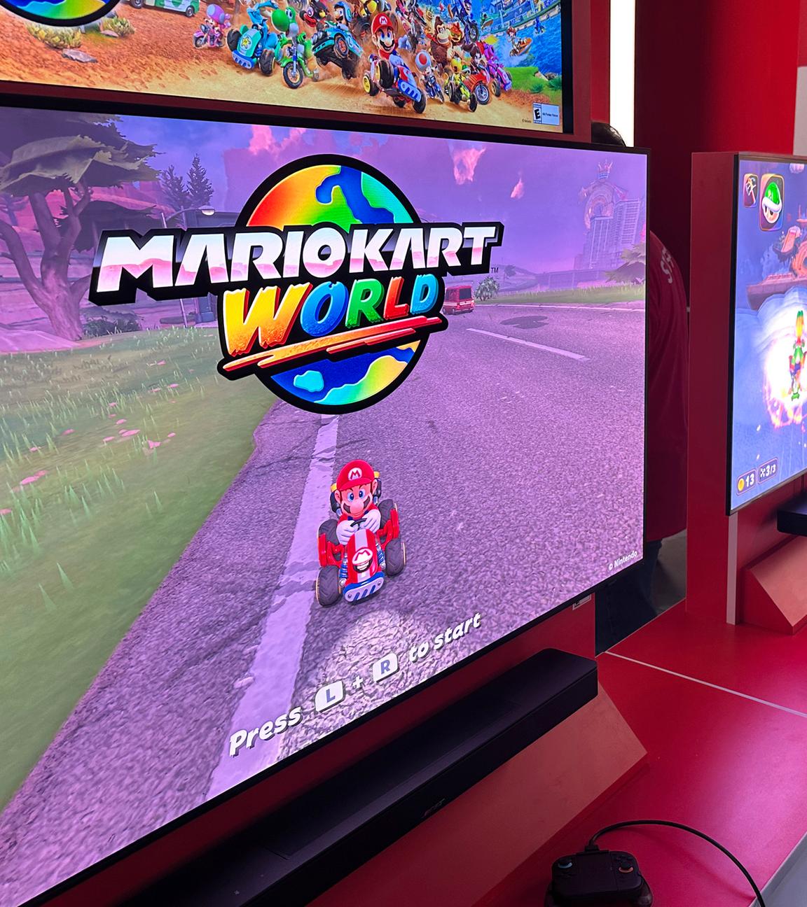 Eine Frau spielt Mario Kart World auf der neuen Nintendo Switch 2 Videospielkonsole.