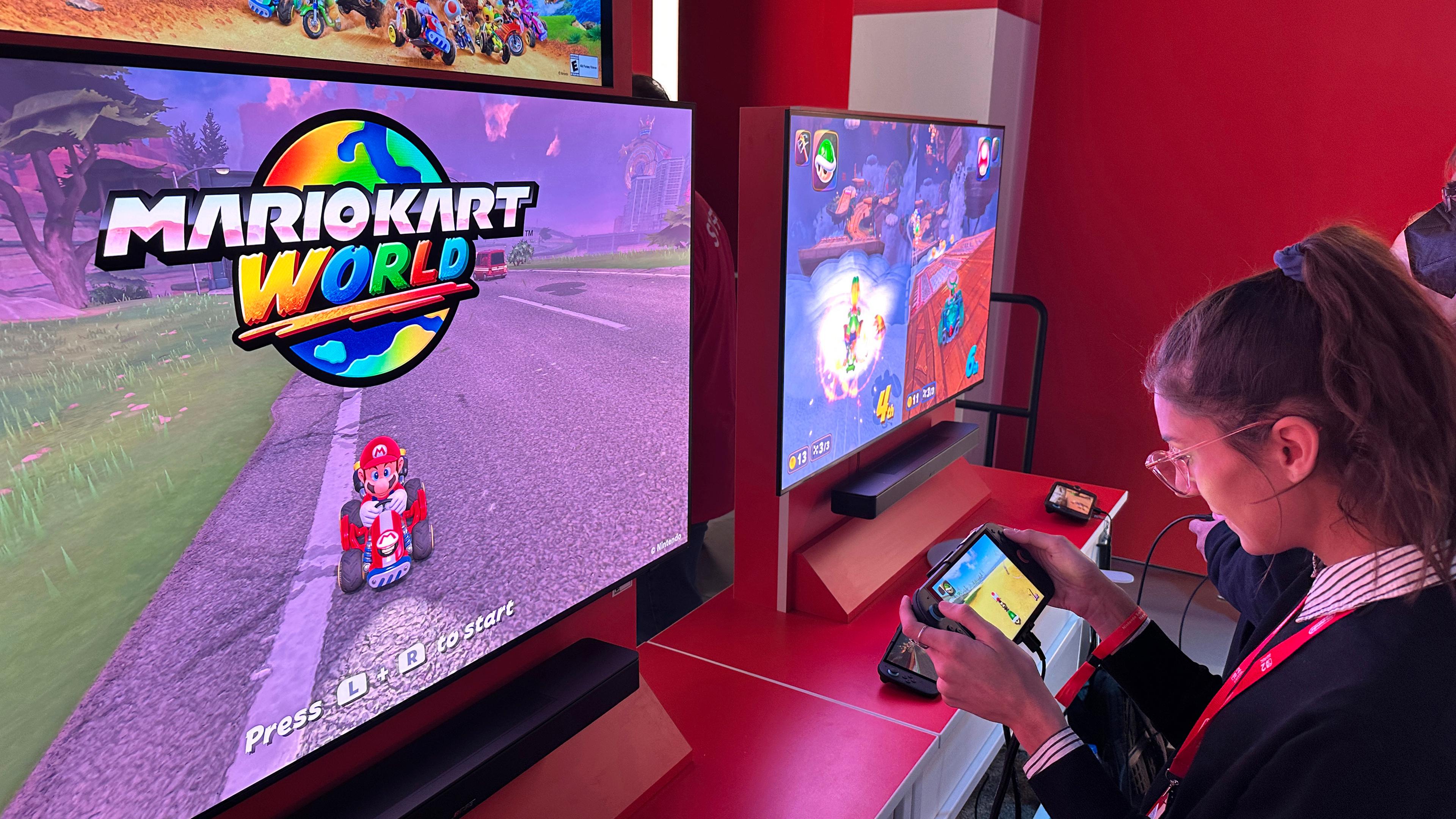 Eine Frau spielt Mario Kart World auf der neuen Nintendo Switch 2 Videospielkonsole.